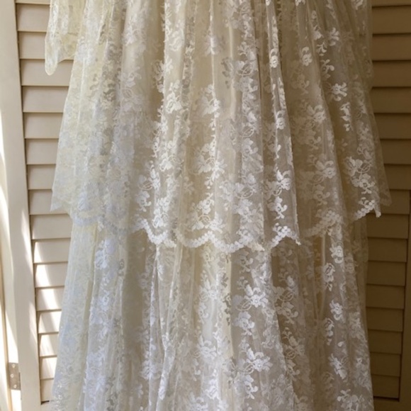 Vintage Ivory Lace Wedding Gown - Picture 6 of 16